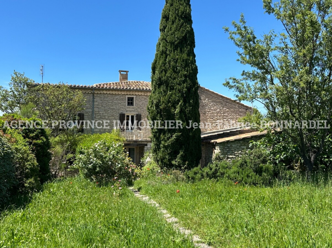 Maison de caractère en pierres avec jardin