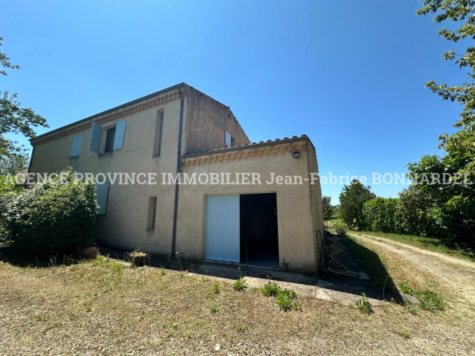 Spacieuse Villa avec Vue sur le château