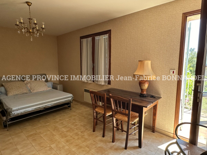 Spacieuse Villa avec Vue sur le château