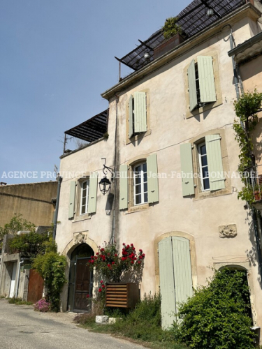 Maison de village en pierres avec vue dominante