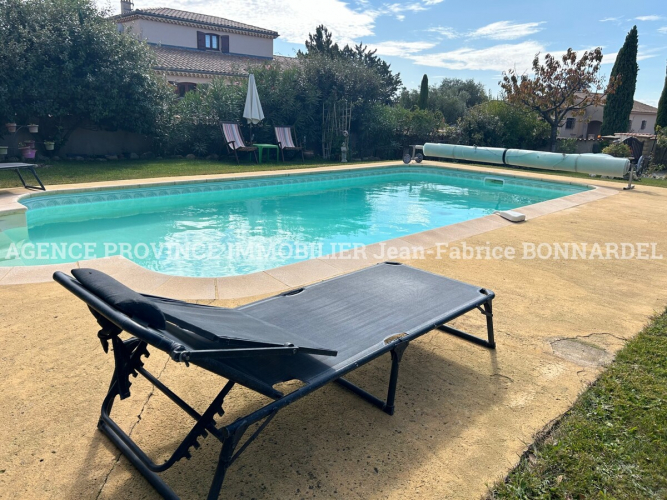 Villa dans charmant quartier résidentiel avec piscine