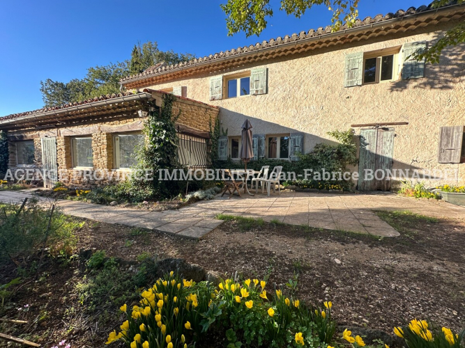 Mas Provençal proche du village