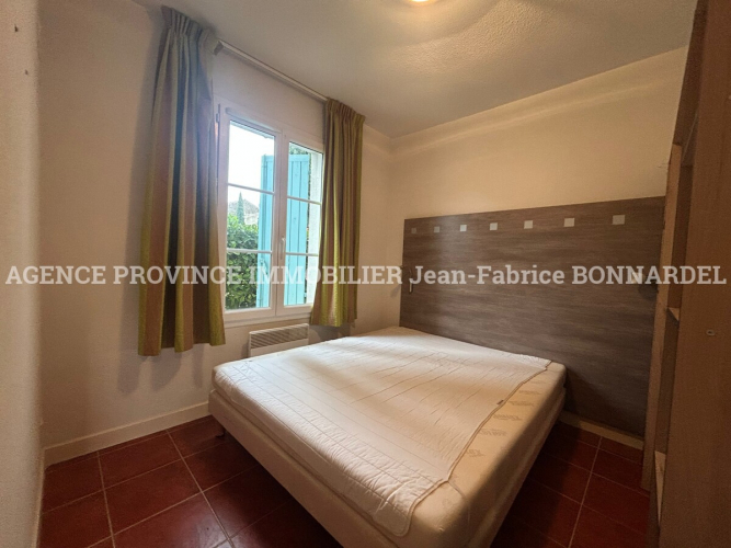 Dans village tous commerces et écoles