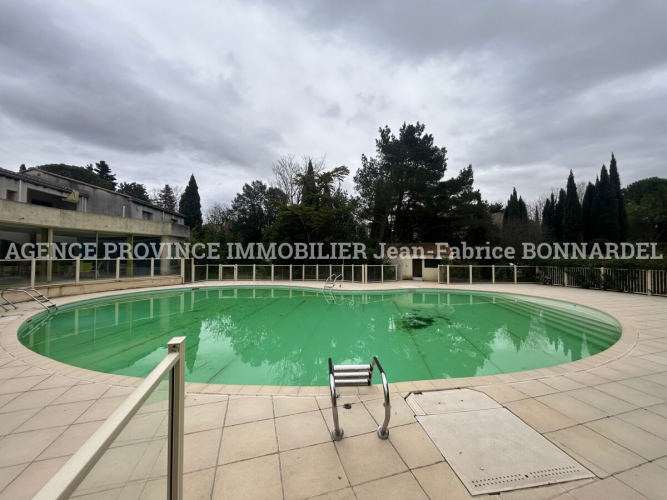 Dans village tous commerces et écoles