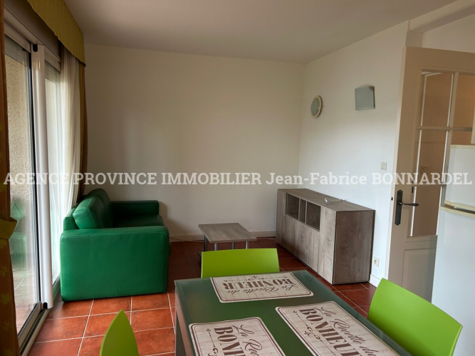 Dans village tous commerces et écoles