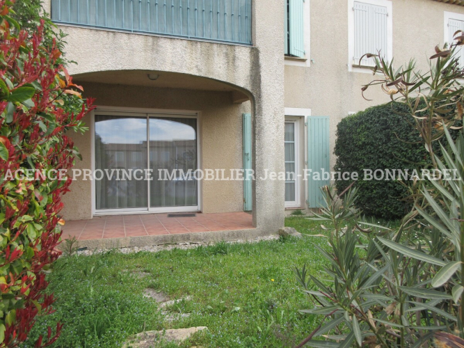 Dans village tous commerces et écoles Dans village tous commerces et écoles