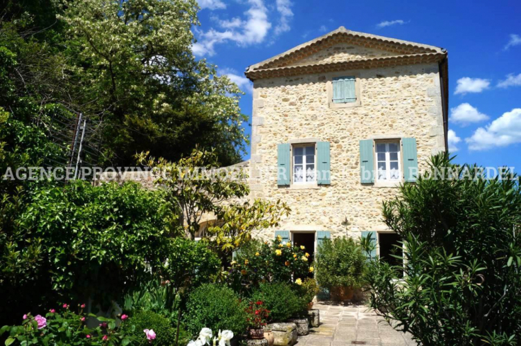 Propriété d'Exception au Cœur du Village Propriété d'Exception au Cœur du Village