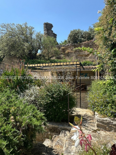 sur les hauteurs du village
