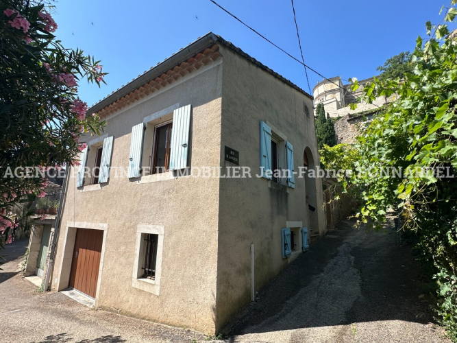 Cœur de village dans une ruelle calme Cœur de village dans une ruelle calme