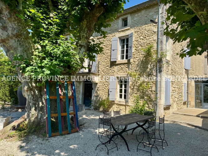 Mas provençal en campagne avec gîte