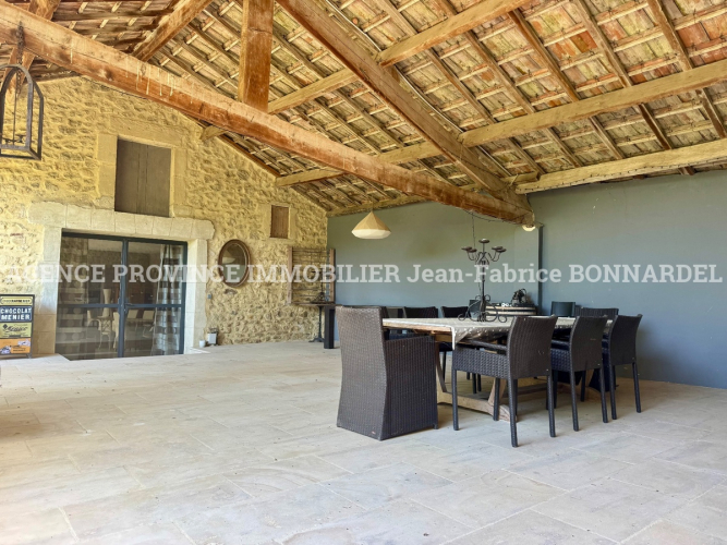 Mas provençal en campagne avec gîte