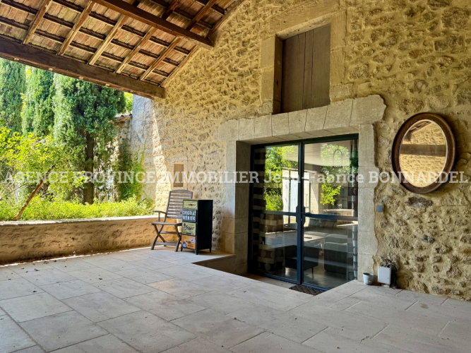 Mas provençal en campagne avec gîte