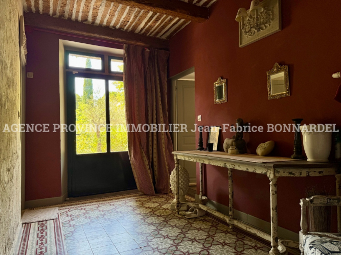 Mas provençal en campagne avec gîte