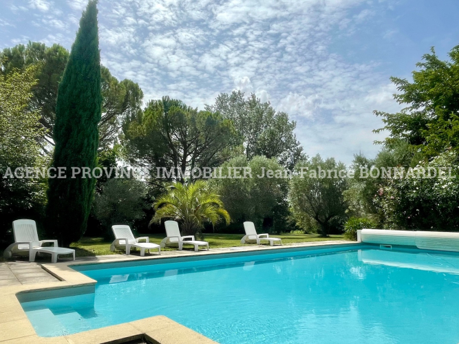 Mas provençal en campagne avec gîte
