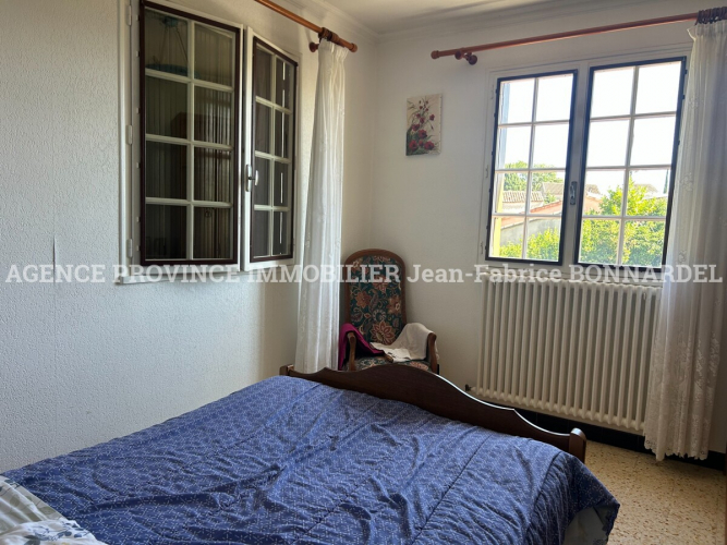 Villa avec terrain arboré et piscinable