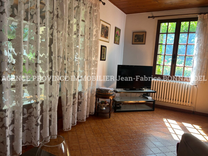 Villa avec terrain arboré et piscinable