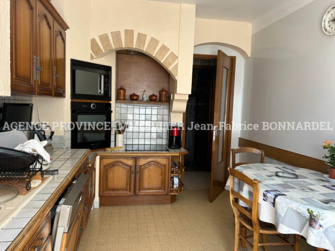 Villa avec terrain arboré et piscinable
