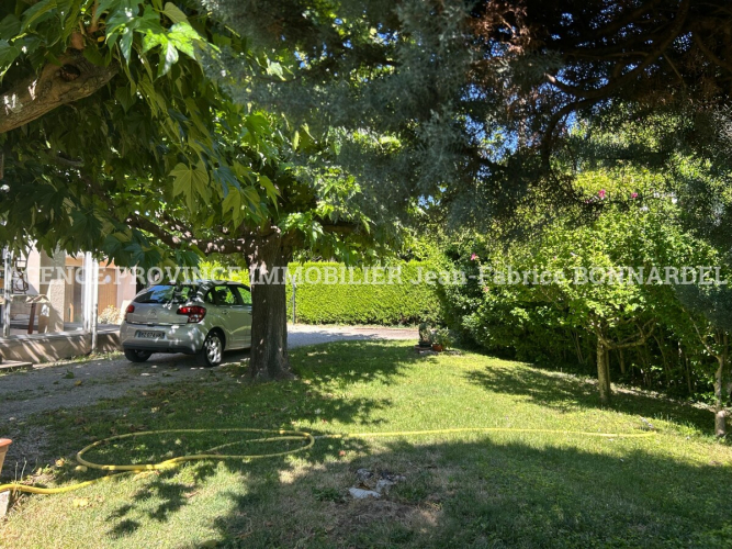 Villa avec terrain arboré et piscinable