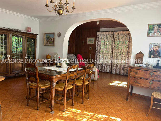 Villa avec terrain arboré et piscinable