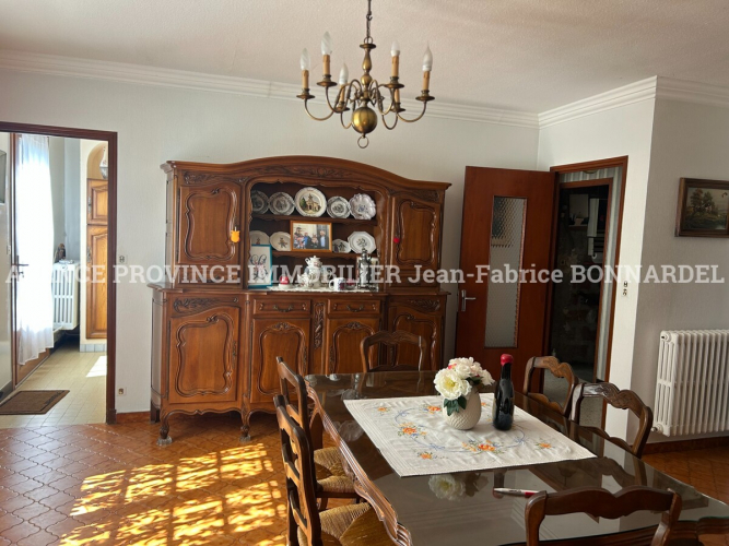 Villa avec terrain arboré et piscinable