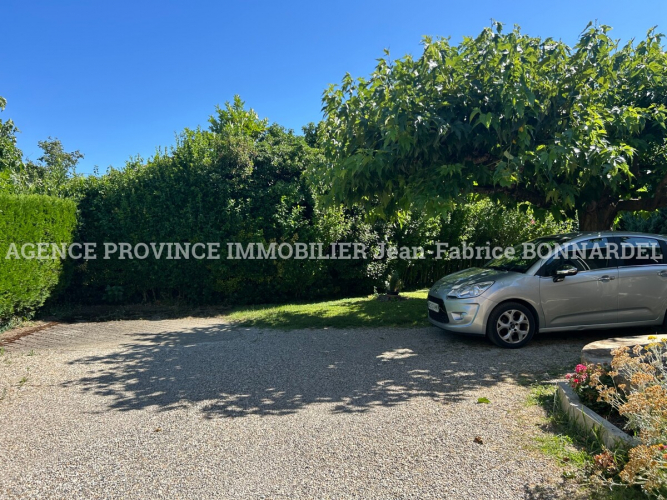 Villa avec terrain arboré et piscinable