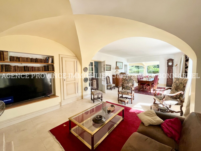 Jolie villa méditerranéenne à deux pas du centre-village