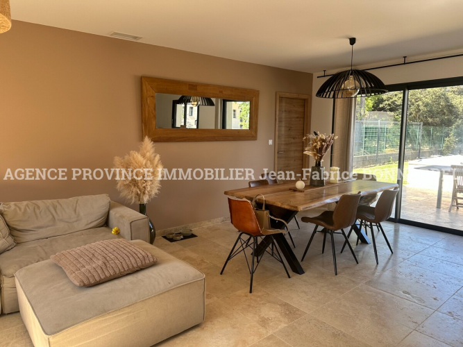Lumineuse Villa neuve avec jardin et piscine