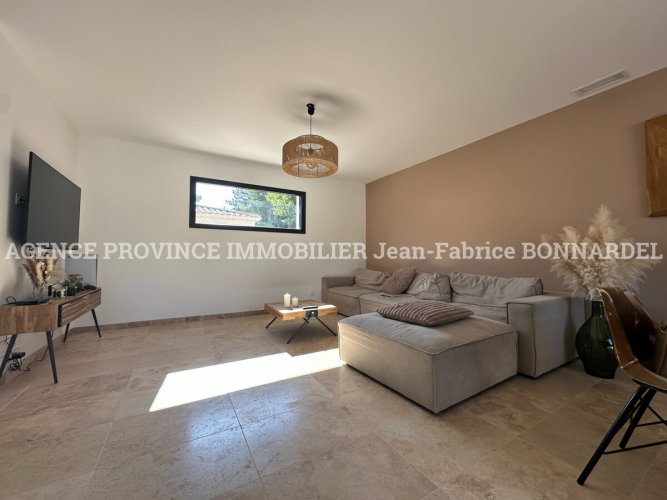 Lumineuse Villa neuve avec jardin et piscine