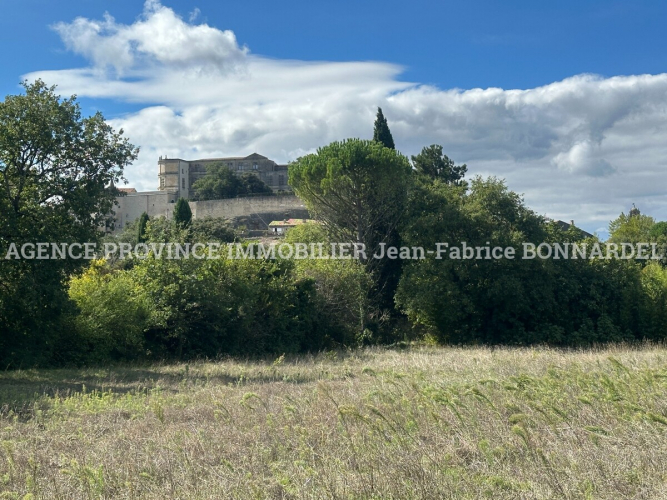 Magnifique terrain à deux pas du village