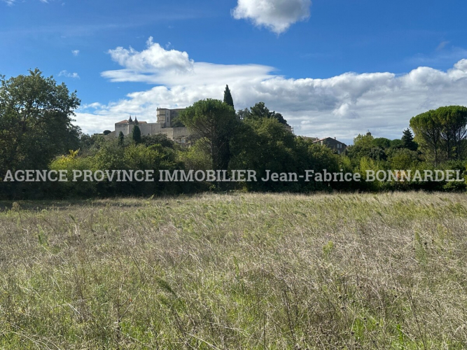Magnifique terrain à deux pas du village