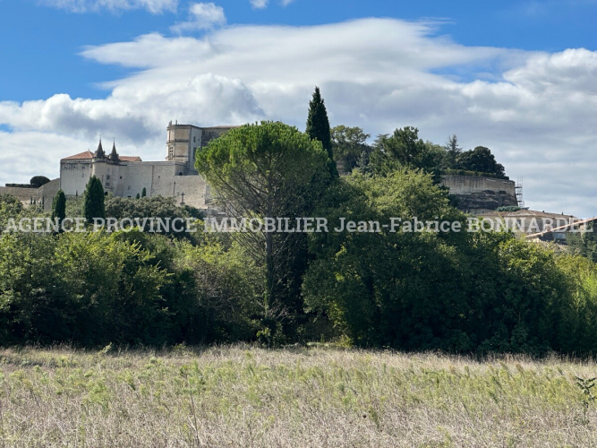 Magnifique terrain à deux pas du village
