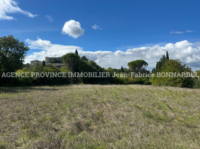 Magnifique terrain à deux pas du village