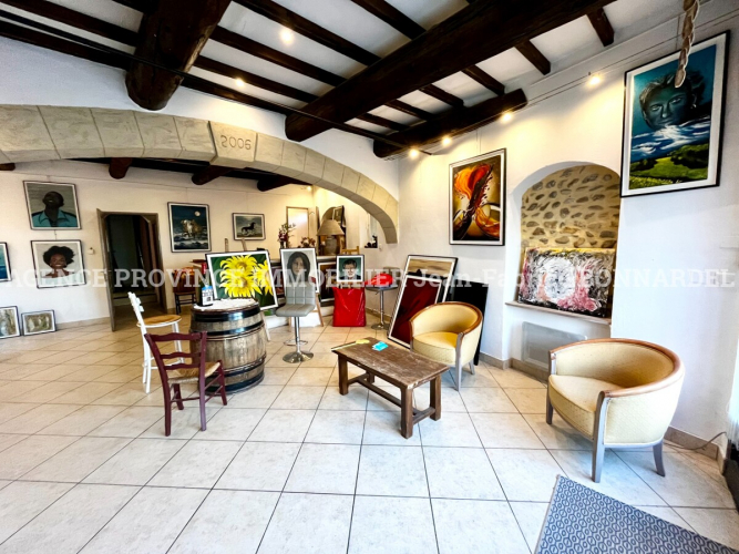 Maison de village avec vue dominante et local commercial