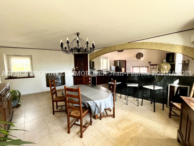 Maison de village avec vue dominante et local commercial