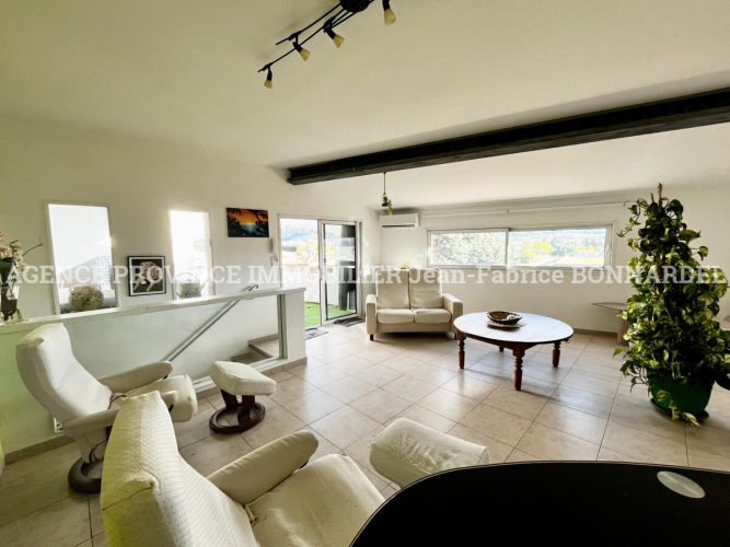 Maison de village avec vue dominante et local commercial