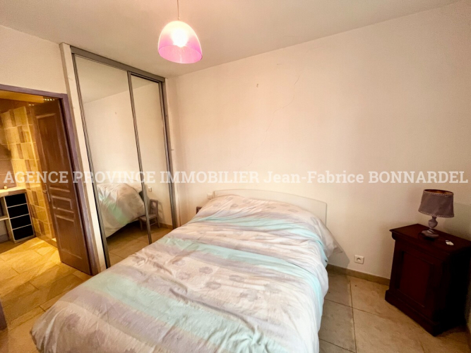 Maison de village avec vue dominante et local commercial