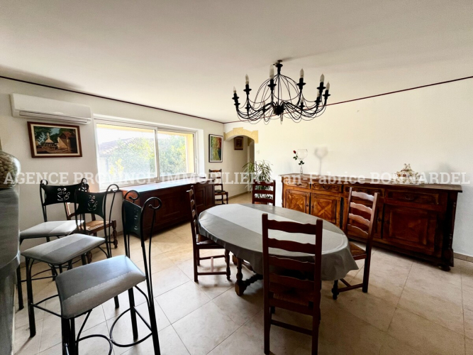 Maison de village avec vue dominante et local commercial