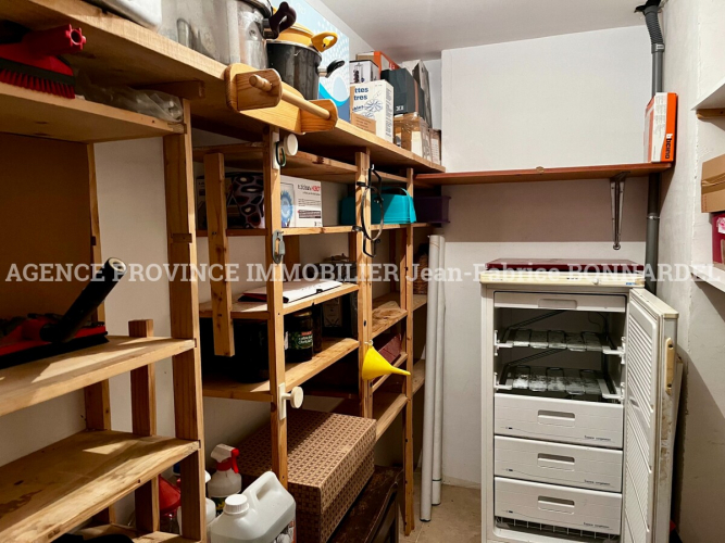 Maison de village avec vue dominante et local commercial