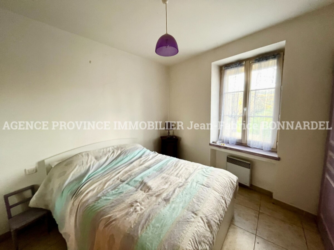 Maison de village avec vue dominante et local commercial