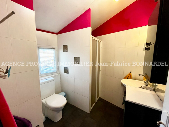 Maison de village avec vue dominante et local commercial