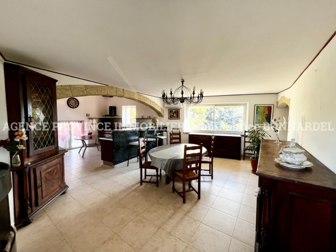 Maison de village avec vue dominante et local commercial