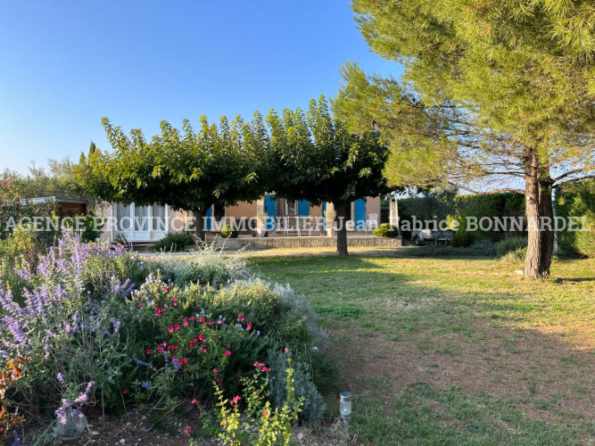 Charmante villa de plain-pied proche centre village