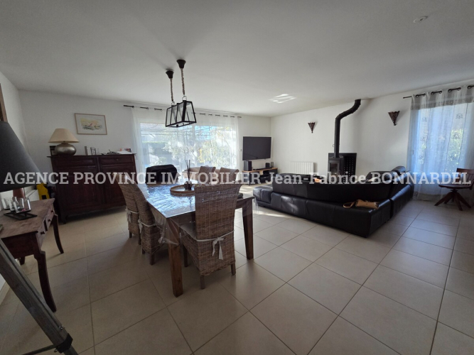 Villa Provençale proche centre village