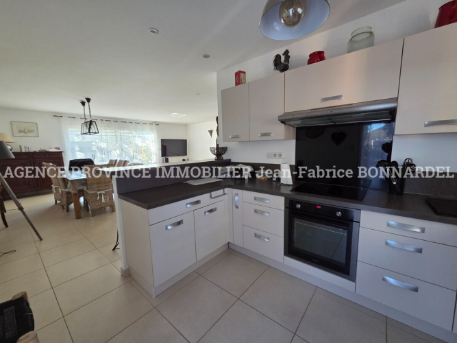 Villa Provençale proche centre village