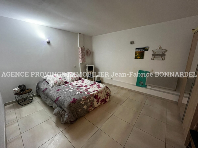 Dans un environnement calme et arboré