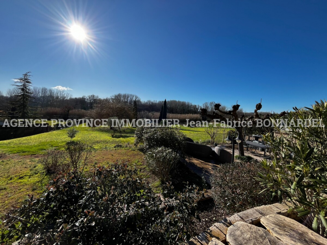 Superbe maison de plain-pied avec chambres d’hôtes et piscine – Cadre exceptionnel