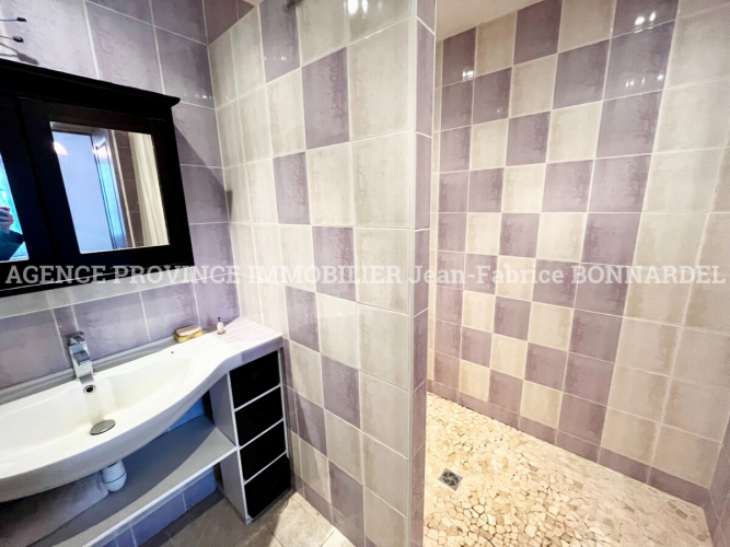 Maison de village avec vue dominante et local commercial