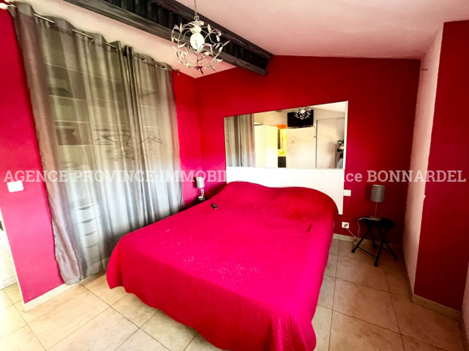 Vue dominante et potentiel rare pour cette maison de village