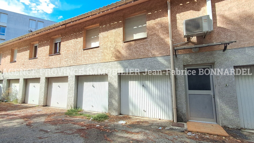 Lot de 12 garages situés sur trois communes différentes