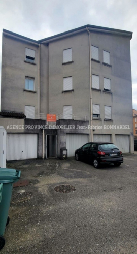 Lot de 12 garages situés sur trois communes différentes